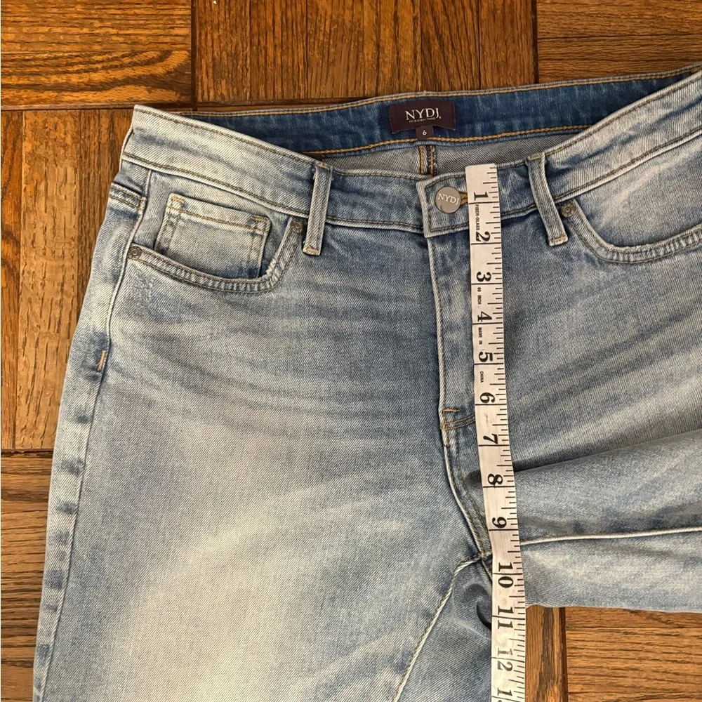 NYDJ Not Your Daughter's Jeans Cropped Straight Leg Jeans in Light Wash - Picture 6 of 13
